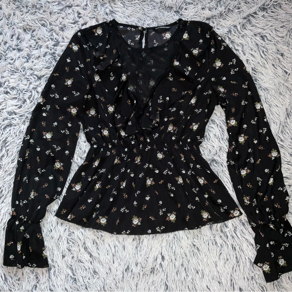 LIKE NEW Black Floral Peplum Blouse Top Size S w/ Bell Sleeves